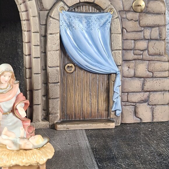 Lenox Mary Joesph Baby Jesus & Stable W/ Boxes - Picture 5 of 12